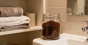 Coloque um pote aberto de café no banheiro e veja o cheiro ruim desaparecer como mágica