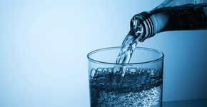 Você sabia que beber água com gás pode afetar seu estômago?