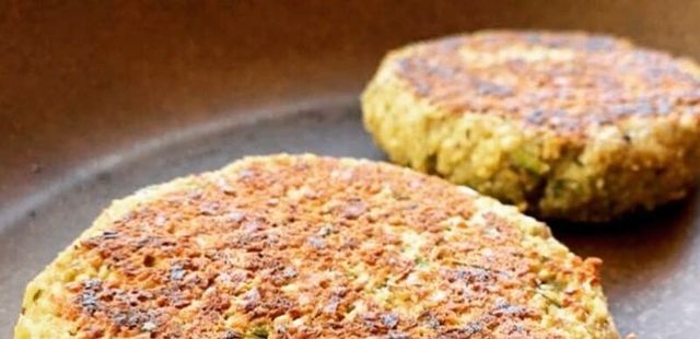 Aprenda a fazer hambúrguer de falafel delicioso