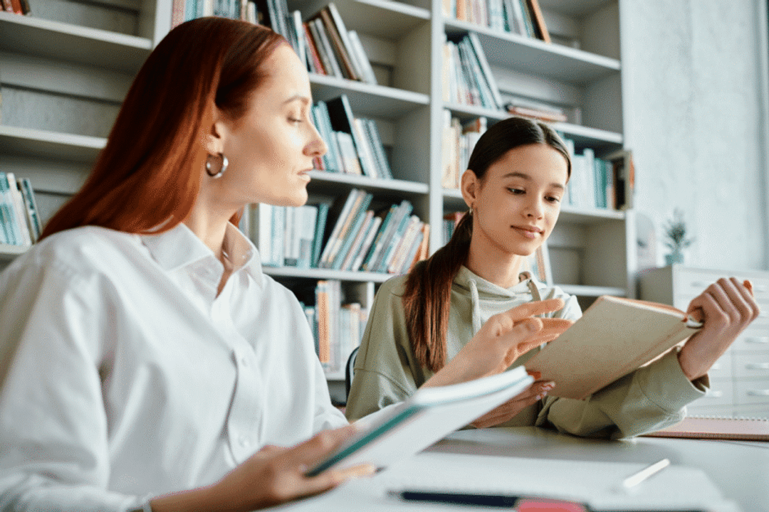 O professor tem papel central ao contextualizar as obras e propor discussões que enriquecem a leitura (Imagem: LightField Studios | Shutterstock)