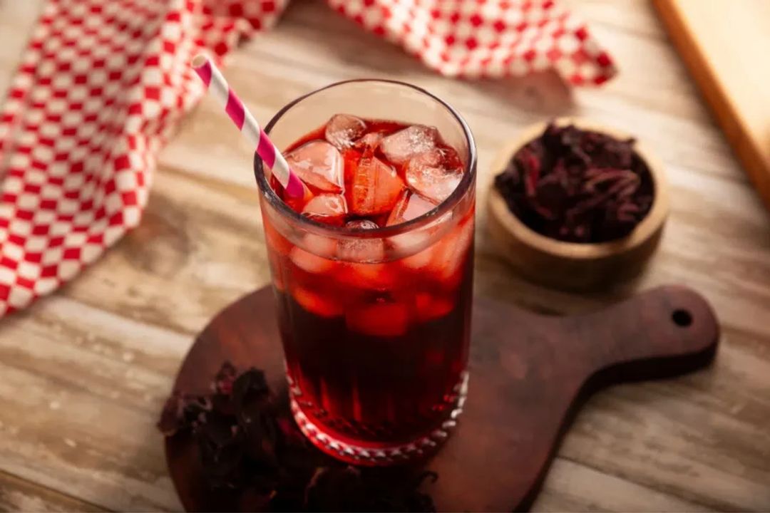 O hibisco é uma alternativa que combina com a primavera, uma vez que pode ser consumido gelado (Imagem: Sergio Hayashi | Shutterstock)