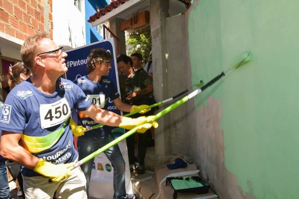 Guga participa da pintura.