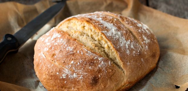 Pão caseiro com 4 ingredientes e que não precisa sovar