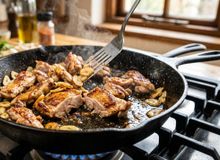 Featured side: O frango mais suculento não é feito no forno e leva 1 colher de sopa de vinagre e 100g de parmesão