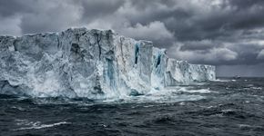 Fotos tiradas do espaço mostram um iceberg 3 vezes maior que São Paulo “fervendo” por dentro: este é o colapso silencioso do A-23A no Atlântico Sul