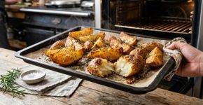 Os cozinheiros concordam: “Para que as batatas assadas fiquem douradas, não adicione mais azeite, mas sim 2 colheres de sopa de amido de milho.”
