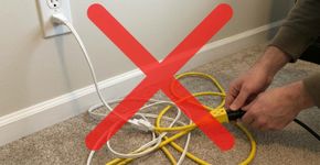Ligar uma extensão elétrica em outra parece uma solução simples quando faltam tomadas, mas aumenta o risco de sobrecarga e incêndio: especialistas britânicos recomendam usar apenas uma extensão por tomada