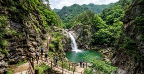 “A verdadeira cachoeira só aparece depois da ponte suspensa”: cânion aos pés do Hyangrobong reúne 12 quedas-d’água na Coreia do Sul