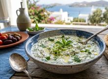 Featured side: Os gregos concordam: “Para deixar o tzatziki mais cremoso e com sabor equilibrado, o segredo é escorrer bem o pepino antes de misturar ao iogurte.”