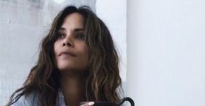 Aos 51 anos, Halle Berry posta foto de biquíni para receber 2018