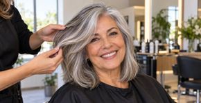 Cabeleireiros profissionais dizem: Depois dos 60 anos, esta é a técnica ideal para integrar os fios grisalhos com elegância