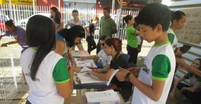 Preocupados com os animais abandonados no bairro, alunos promovem feira de adoção na escola
