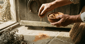 Misturar canela em pó com um pouco de açúcar: uma combinação poderosa que tem uma grande função para atrair riqueza na porta de casa