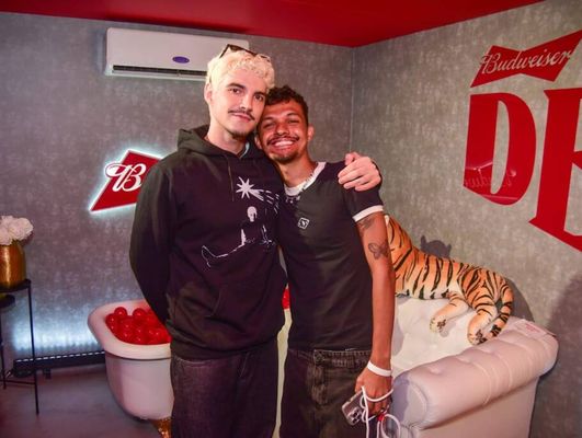 O cantor Jão, que está no line-up do Lolla, fez uma aparição surpresa no estande da Bud para se encontrar com os fãs
