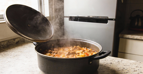 Pode guardar comida quente no refrigerador? Veja os cuidados corretos