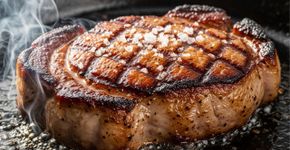 Basta um pouco de sal grosso para selar a carne na frigideira e você terá um prato com sabor muito mais intenso