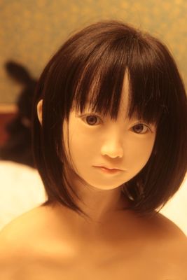 Bonecas sensuais usadas para a exploração da pedofilia