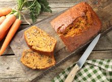 Featured side: Esse bolo de cenoura proteico é uma opção prática e saborosa para o lanche da tarde e fica pronto em poucos minutos