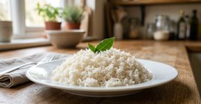 Os chefs espanhóis concordam: “Arroz branco não deve ser cozido só na água, mas sim com adição moderada de alho e louro.”