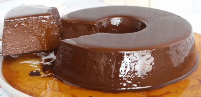 Quer sobremesa fácil? Aprenda o pudim de chocolate que fica pronto em meia hora