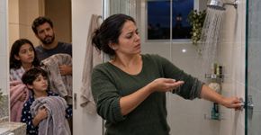 Chuveiro queimou justamente na noite mais fria da semana, família adiou o banho até onde conseguiu e terminou aquecendo panelas de água quando percebeu que ninguém apareceria para consertar naquele horário