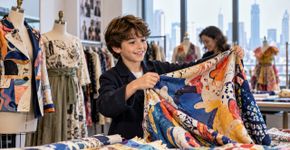Menino começa a costurar aos 4 anos, participa da Semana de Moda de Paris e aos 10 lança coleção própria de tecidos, conquistando recorde mundial