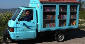 Biblioteca móvel leva livros a crianças sem acesso à leitura