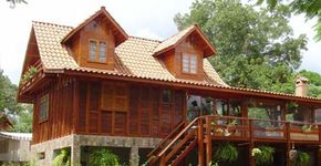 Aconchegante, casa de madeira pode ser pré-moldada