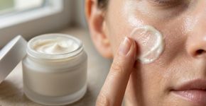 Usar esfoliante junto de produtos com retinol pode irritar a pele: como reconhecer quando a rotina de cuidados está ficando agressiva demais