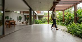 O piso ideal para varanda coberta: não fica liso com qualquer respingo, facilita a limpeza e suporta uso frequente