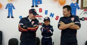 Lorena, 5, é a maior fã do Samu e ganha festa surpresa do Serviço