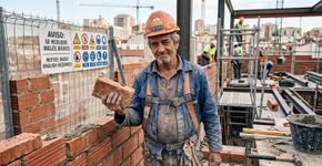 Um pedreiro de 64 anos denuncia a contradição da construção: “Pediram-me para falar inglês com os tijolos”.