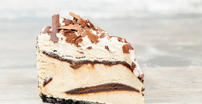 Torta de sorvete com calda de chocolate de dar água na boca