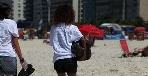 Calouros de Oceanografia da Uerj participam de trote ecológico recolhendo lixo das praias