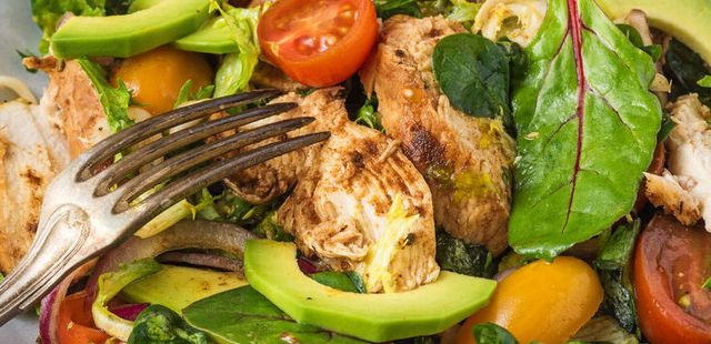 Salada de frango com avocado, uma opção fácil de fazer, refrescante e nutritiva