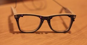 Estudante quer substituir lentes de contato e óculos por LCD