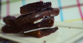 Com apenas quatro ingredientes, aprenda a fazer um brownie saboroso