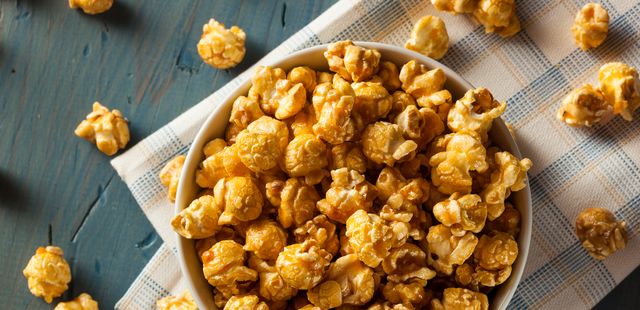 Pipoca doce caramelizada com apenas 4 ingredientes