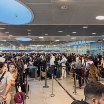 Featured mobile: Novo controle de passaportes causa filas de até 5h em aeroportos da Europa; veja como evitar problemas