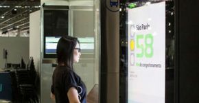 Empresa lança ponto de ônibus com wi-fi e carregador de celular