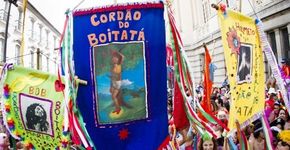Cordão do boitatá faz cortejo pelas ruas do centro no domingo