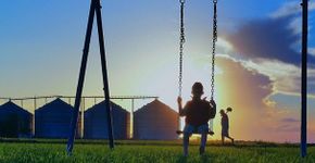 Pai projeta balanço portátil para filho com autismo interagir com diferentes lugares
