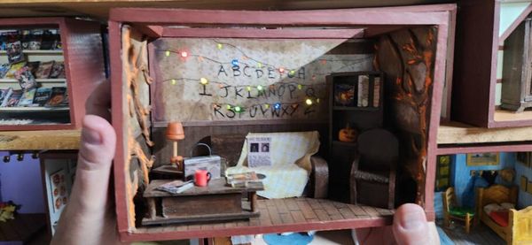 Maquete da sala de estar da família Byers, de 
