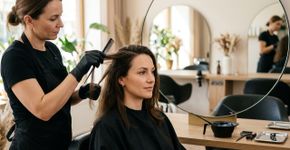 Quando vamos nos tingir, não vale tudo, mas o ideal é que o cabelo não esteja recém lavado para proteger o couro cabeludo