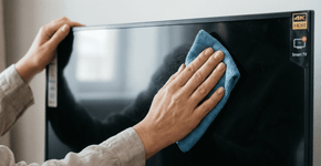 Especialistas em eletrónicos alertam: o vacilo comum que você comete ao limpar a tela da televisão com álcool pode manchar o cristal líquido para sempre