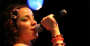 Show de Karina Buhr e Claudia Dorei na Mostra Prata da Casa