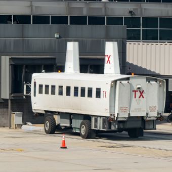 Featured mobile: Fim de uma era: Aeroporto de Washington vai aposentar os famosos ‘mobile lounges’