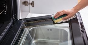 Jeito correto de limpar o vidro do forno para ele ficar transparente igual novo