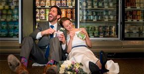 Noivos protagonizam ensaio de casamento em mercado nos EUA