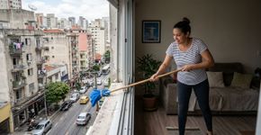 A maneira mais simples e segura de limpar persianas externas que ficam suspensas